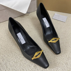 軽くて豪華な新型の本革の浅い口の靴のフランスの気質の先の細いハイヒールのファッション的なデザイン感の金属は靴を掛けます。