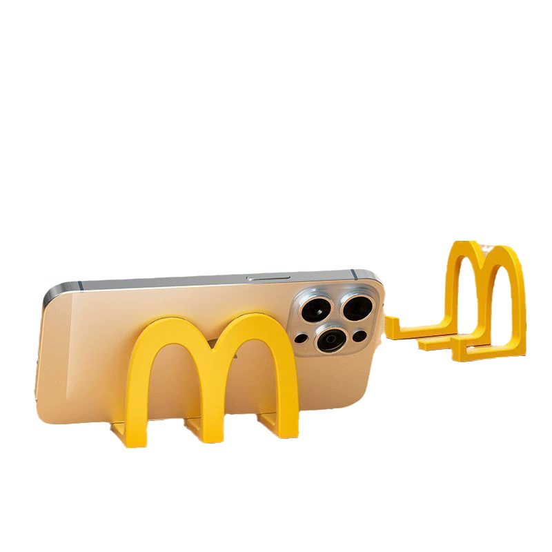 Подставка для мобильного телефона на рабочем столе McDonald's. Небольшое украшение. Творческий офис. Творческий офис. Студент. Игра в драматическое искусство. Занятия.