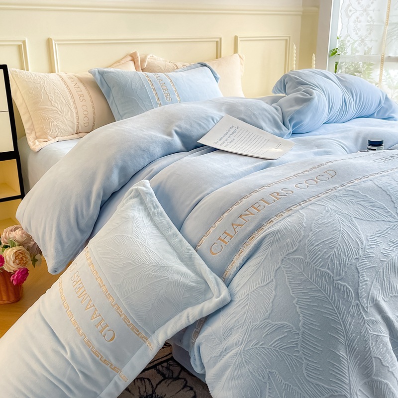 Personalizado engrosado leche de cama de cuatro piezas lujoso tallado y cama de camisa de coral brida sábanas de cama