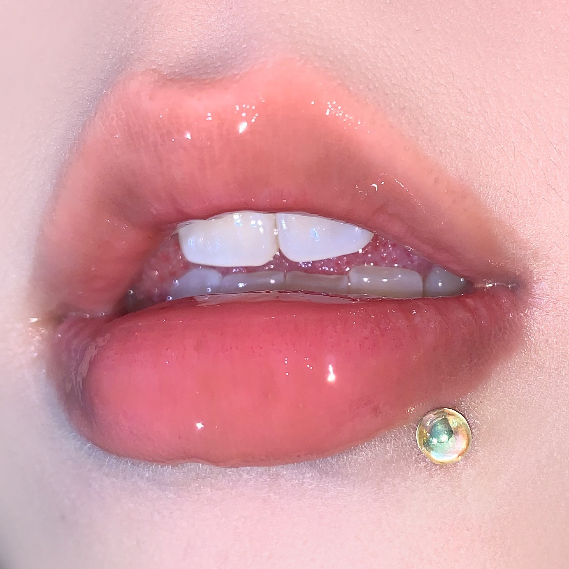 New Fine Glitter Laser Small Bulb Lip Piercing, Hot Girl Style Titanium Steel External Thread European And American_voghion.com