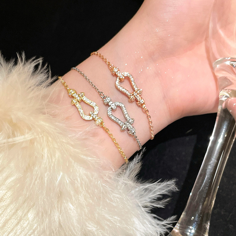 Pulsera de hebilla de herradura de circón de alta gama francesa, pulsera de nicho de moda femenina, temperamento de lujo ligero, accesorios de mano de todo fósforo