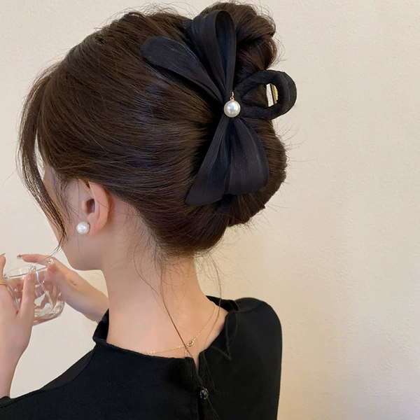 Shiffon black crab pin with bow