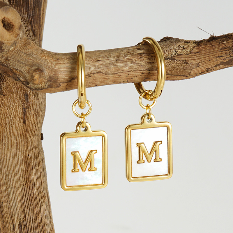 Cross-border ins estilo pendientes de letras de concha de acero inoxidable hembra 18K pendientes de acero de titanio de oro 26 letras pendientes cuadrados hembra