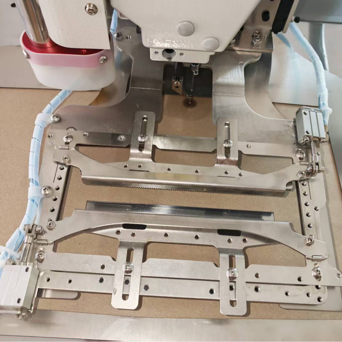 3520F máquina de apertura láser de computadora bolsa de prendas de vestir T-shirt puerta abierta fábrica de ropa máquina de apertura bolsa