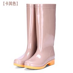 高筒雨靴さんファッション外は滑り止め防水の厚い底のゴム靴を履いています。