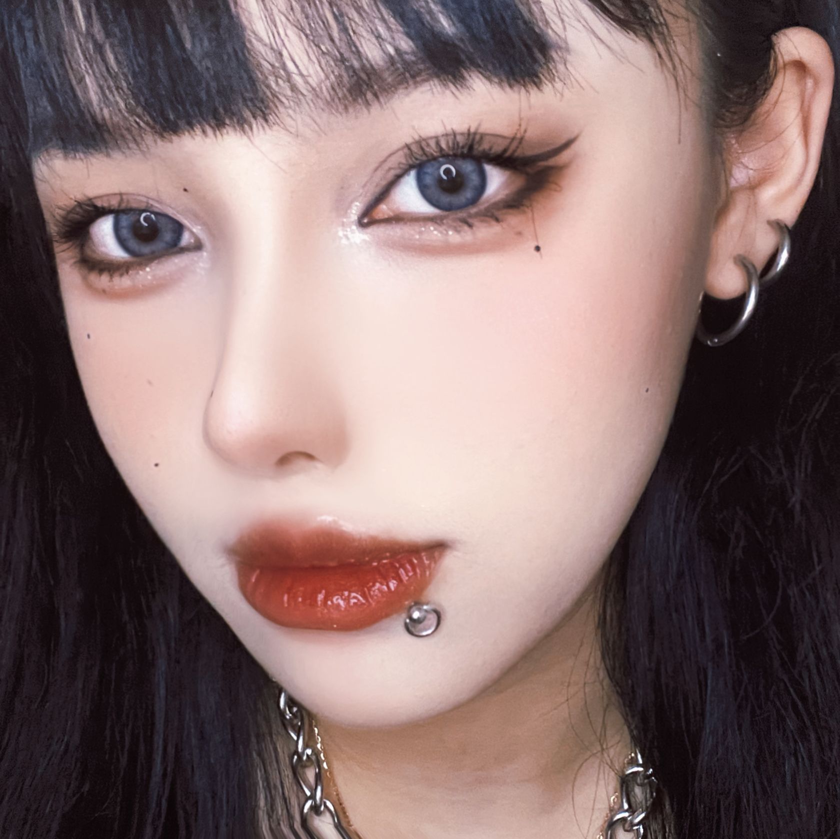 Silver pointed spike labret stud material detail