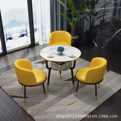 노란색 가죽 의자 3개와 테이블 1개