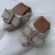 烫钻蝴蝶结香港小香风平底豆豆鞋女新款百搭晚晚温柔浅口网红单鞋