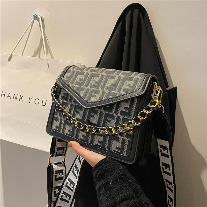 Bolso de mujer 2024 nuevo estilo de moda con estampado de letras, bolso de hombro inclinado, alta textura, estilo extranjero y pequeño lote de paquetes cuadrados