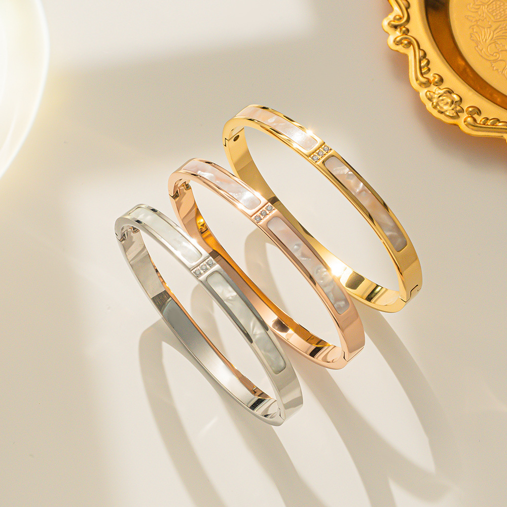 Nueva pulsera Yunyao de tres diamantes con nácar blanco en oro rosa y acero titanio, estilo de moda simple y versátil, accesorios europeos y americanos.