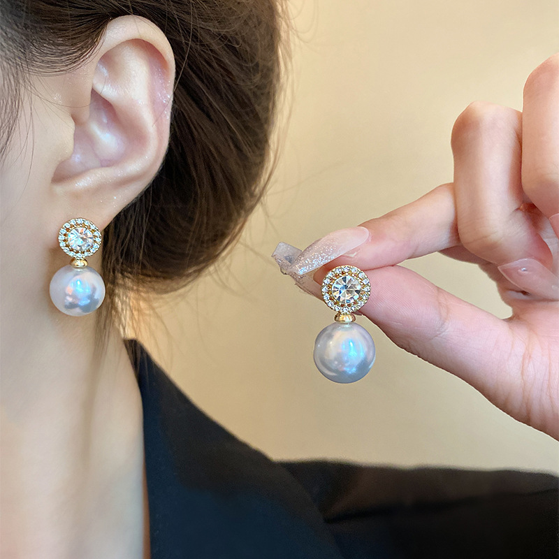 retro small design earrings from pearl