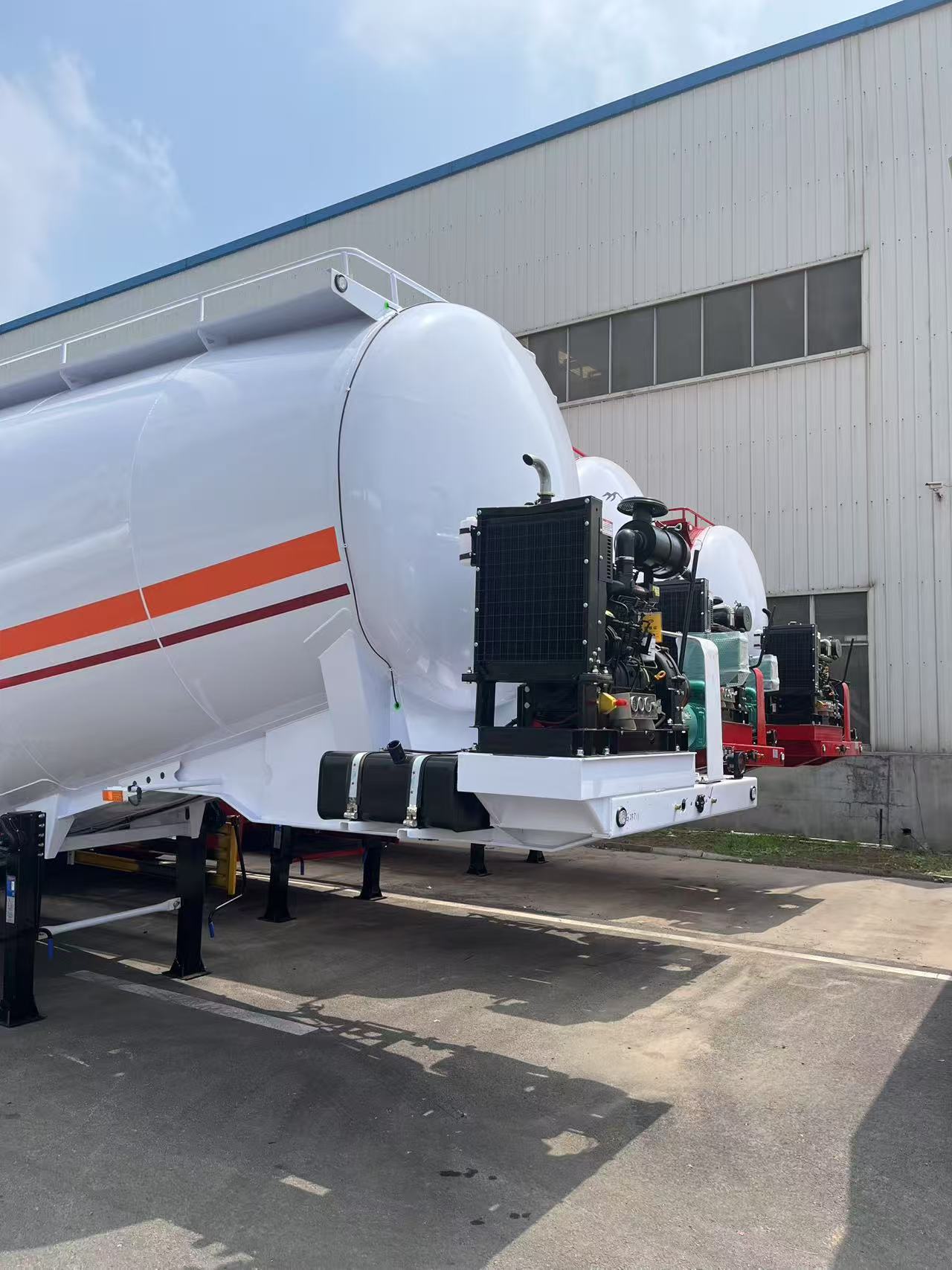 Selling 50 Cubic Meters of Bulk Cement Tanks, Dry Mixed Mortar Tanks, Powder Tank Trucks, Foreign Trade Export Cement Tank Trucks, Powder Tanks