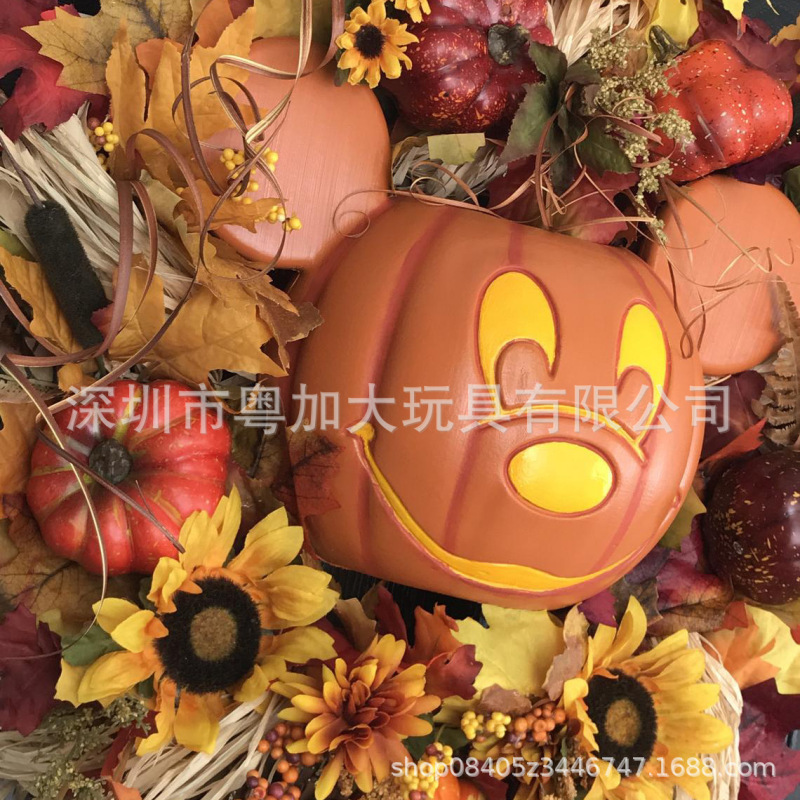 独立駅の新型秋のハロウィンの手作りミッキーマウスのかぼちゃの花の輪の門飾りは花の輪の工場の現物を掛けます。|undefined