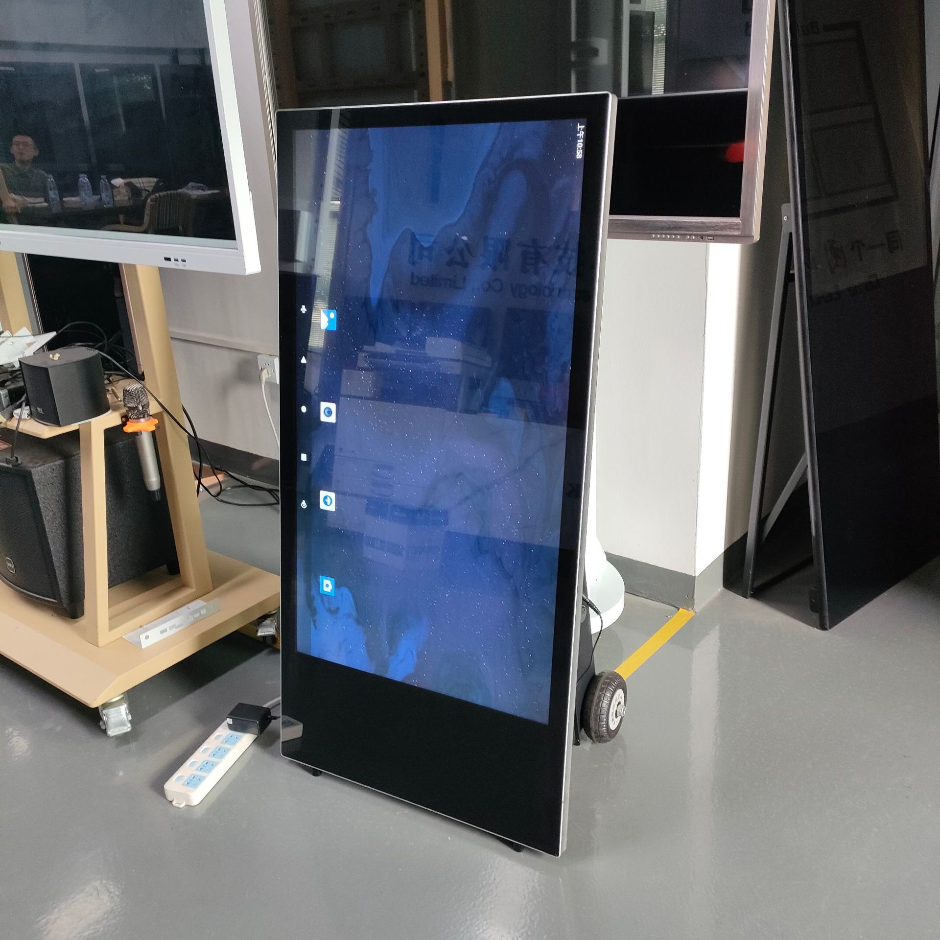 户外P2.5led全彩高亮户外水牌广告机 可移动 黑白黄蓝多色显示屏