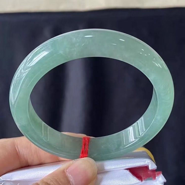Vòng tay ngọc bích Miến Điện nữ cao cấp, chất liệu ngọc bích tự nhiên, nước xanh băng trong suốt, đường kính trong 54–64 mm chi tiết 8