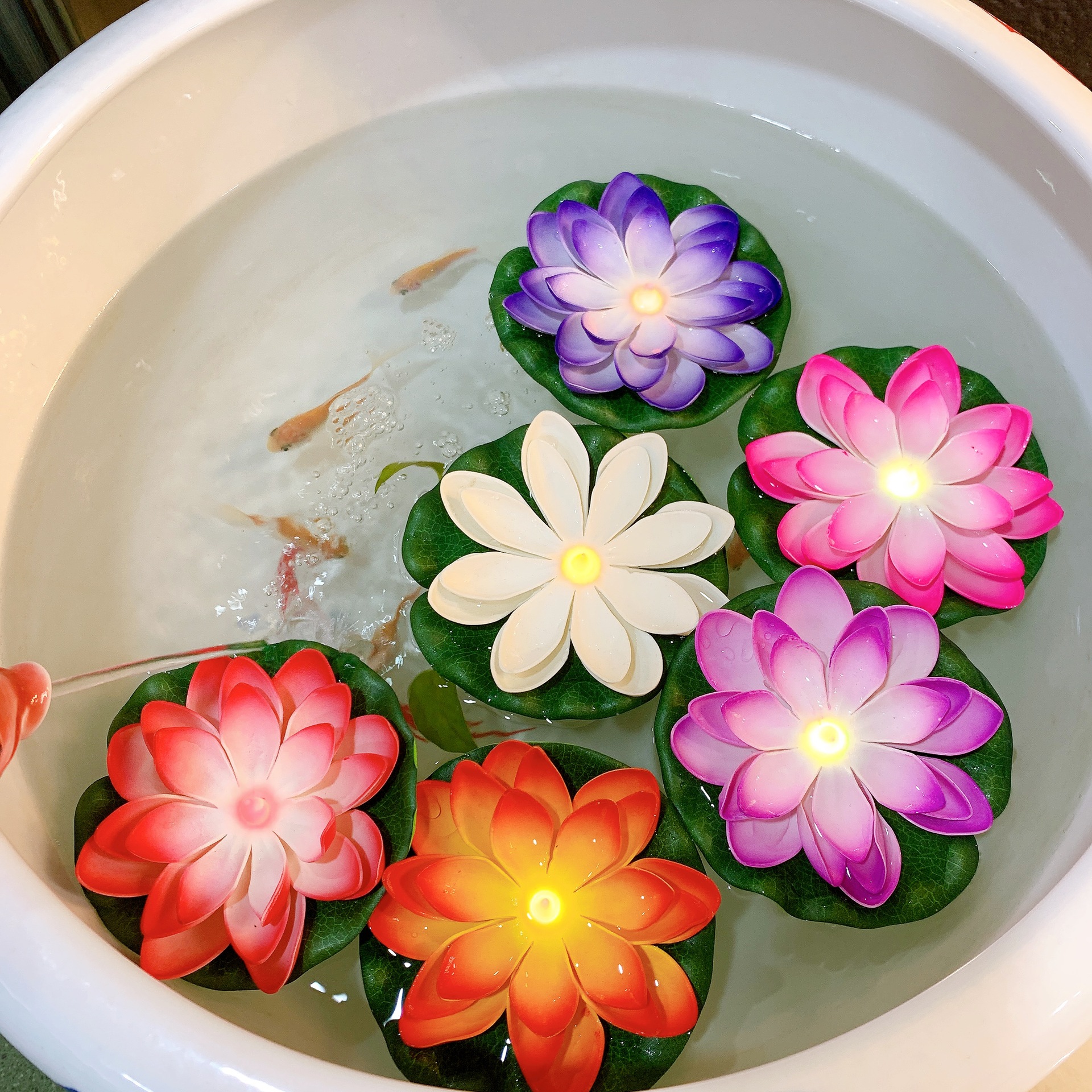 Lámpara LED Flotante de Flor de Loto de Plástico para Piscinas y Jardines