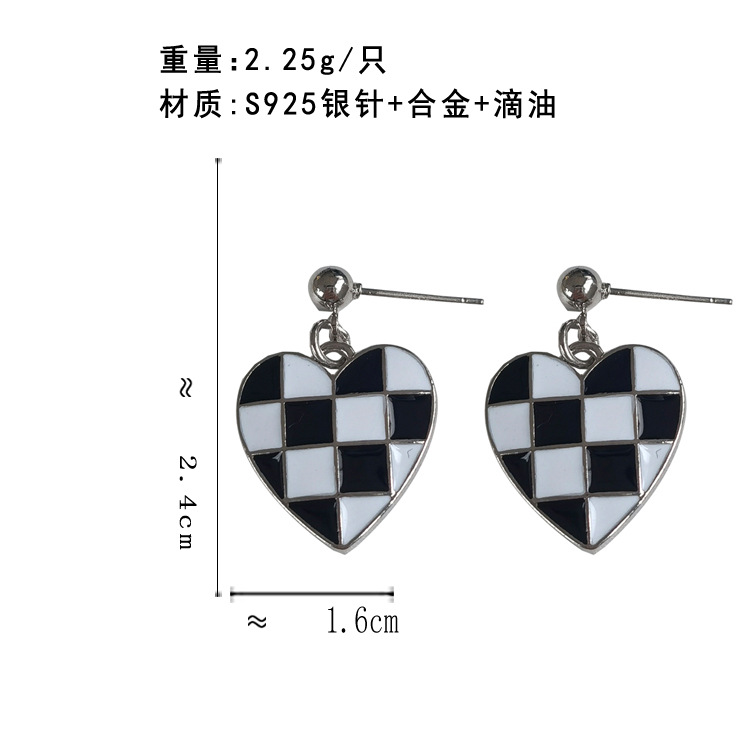 Korean Ins Style Fashion Love Black And White Grid Earrings Personality Retro Wild Earrings display picture 1