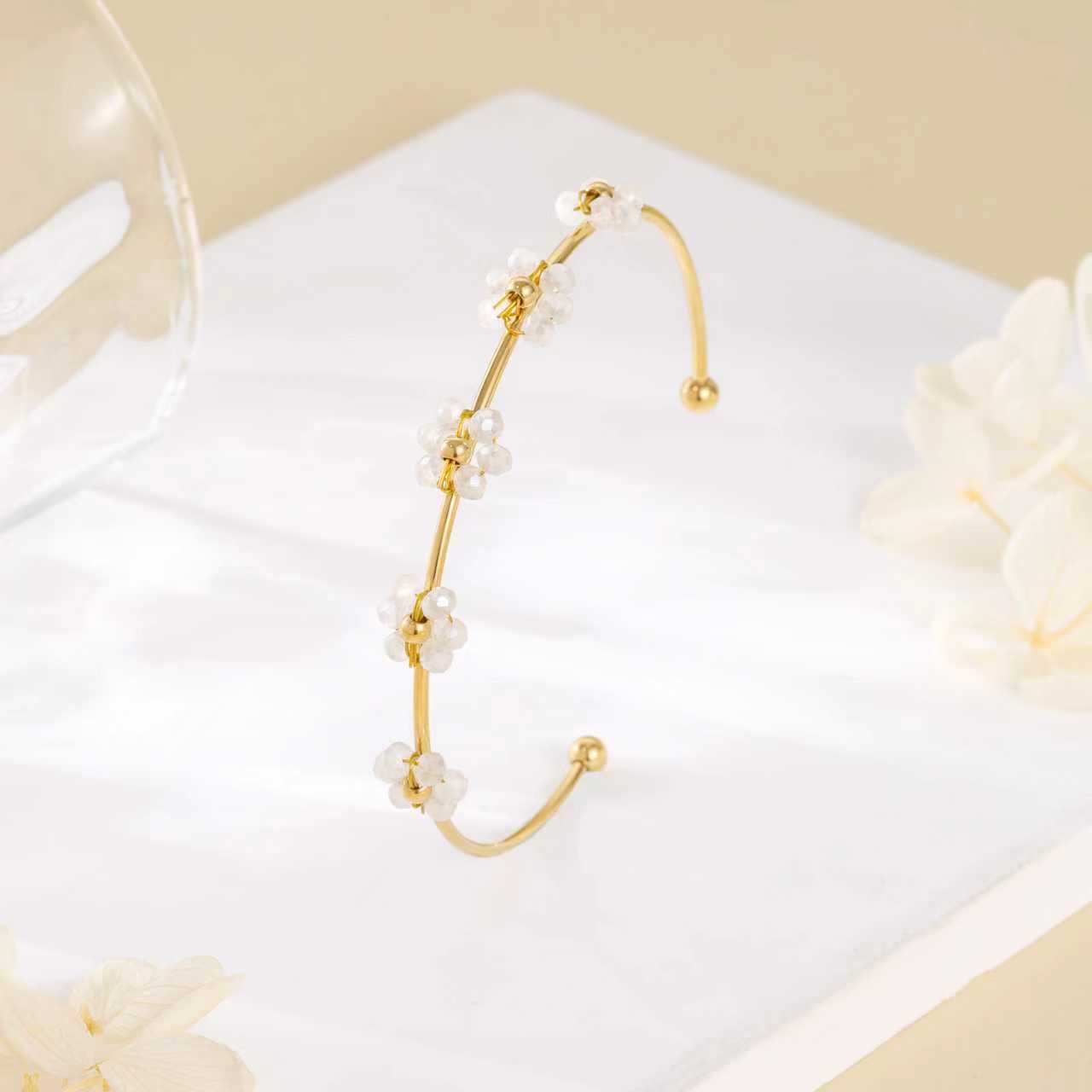 Europa y los Estados Unidos transfronterizos pulseras de acero de titanio no se desvanecen abertura de acero inoxidable flores lindas mujeres lujosas joyas de mano de alta calidad