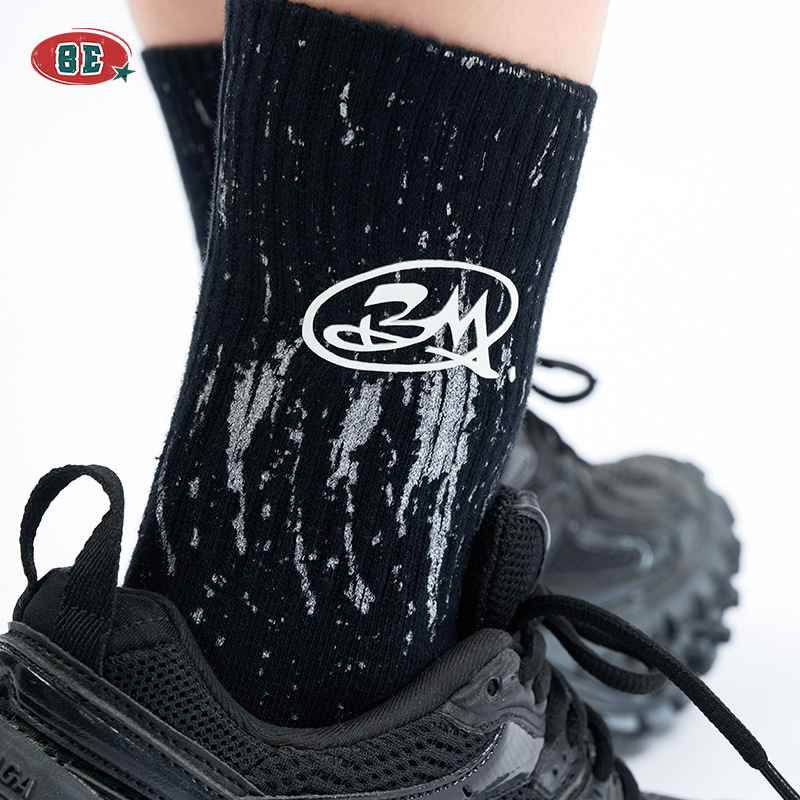 BE | 2025 verano marca de moda americana estilo neutro salpicaduras de tinta letras calcetines de tubo personalizados para hombres y mujeres calcetines del mismo estilo image 3