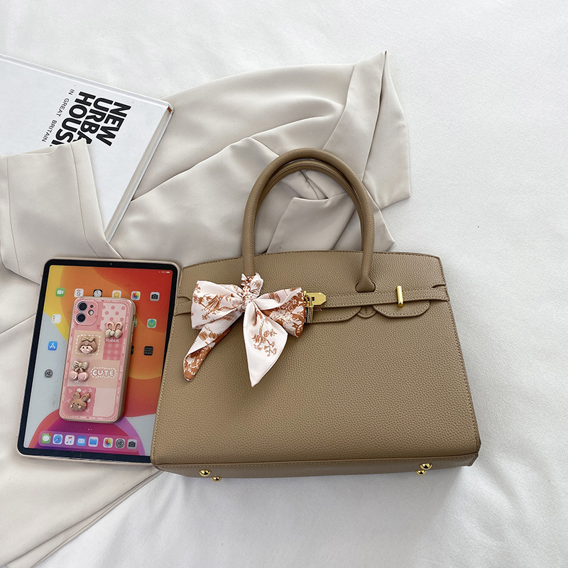 Decoración de bolso retro europeo y americano, bolso tote Kelly de gran capacidad y lujo ligero para mujer, nuevo estilo 2025, simple y versátil, estilo coreano.