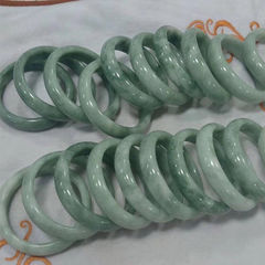 玉の腕輪は花の深い緑の浅い緑を漂ってランダムに玉の腕輪の貴州の翠の玉の腕輪の専門店を出して贈り物をします。