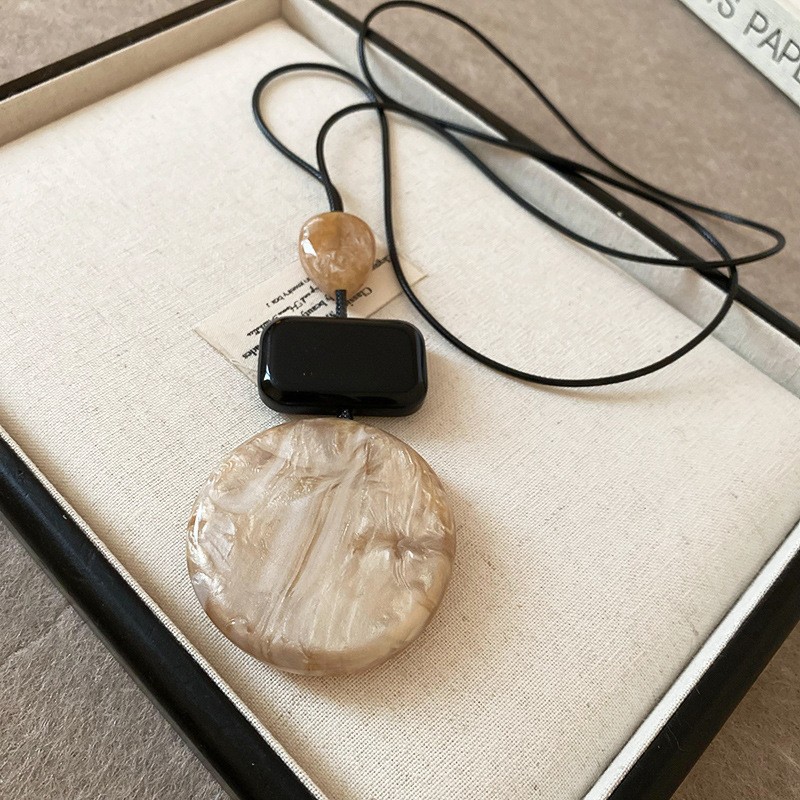 Nuevo estilo de cuero chino, colgante, collar de borlas, estilo étnico femenino, cadena de suéter retro de nicho, moda, artículos de alta gama