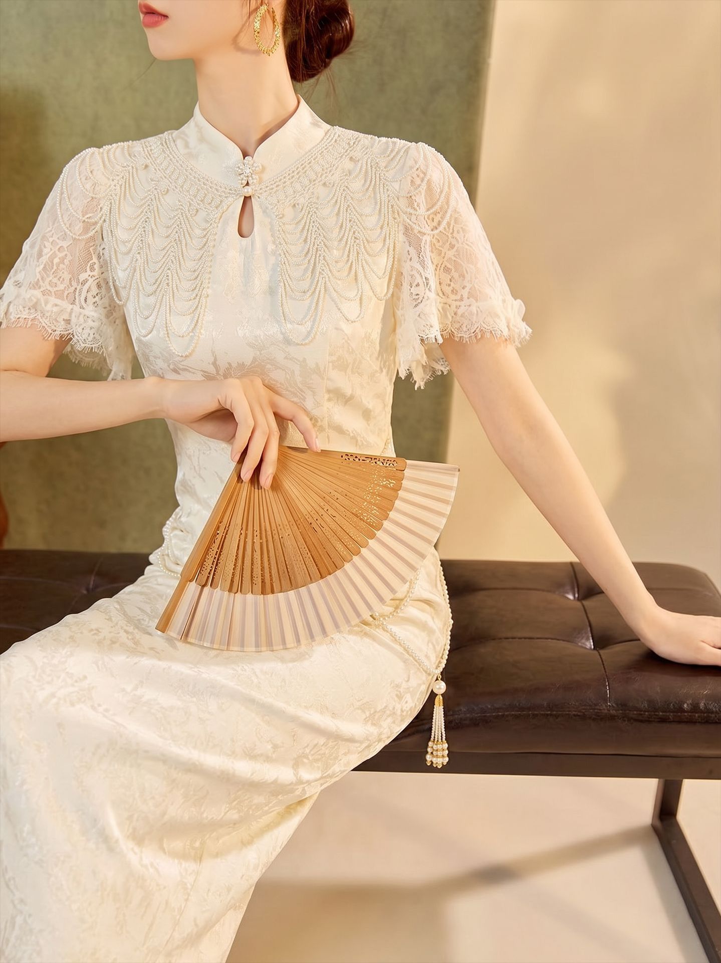 Đầm lễ phục dáng ôm kèm áo choàng ngọc trai tháo rời và thắt lưng — Mây vai, bộ đồ, Trang phục