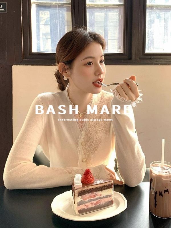 BASH MARE法式初秋温柔气质蕾丝拼接长袖针织上衣短款内搭V领毛衣|undefined