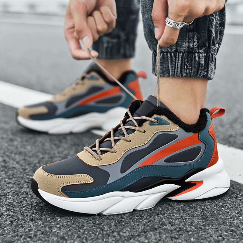 Invierno nuevo gran tamaño con zapatos de terciopelo para hombres calentadores de algodón moda zapatillas de carreras casuales