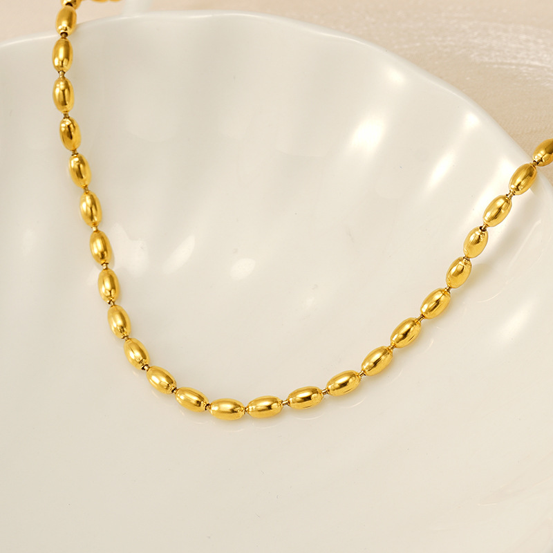 Collar de acero inoxidable de estilo europeo y americano chapado en oro de 18k simple collar de collar de acero de titanio de arroz elíptico para mujeres