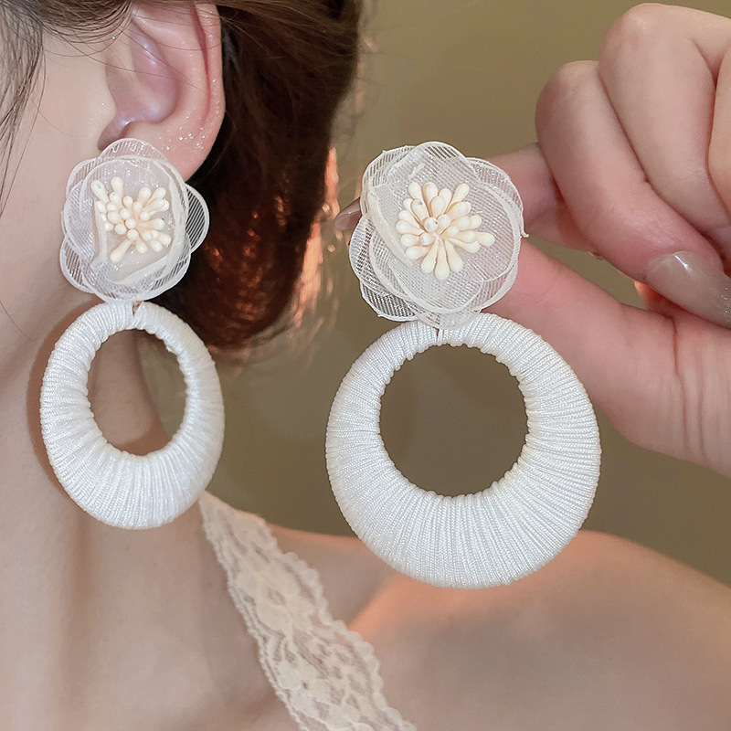 Pendientes de borla de flores de hilo de malla de perlas de aguja de plata Pendientes frescos y dulces de primavera y verano Pendientes de moda de deseo puro de súper hada al por mayor