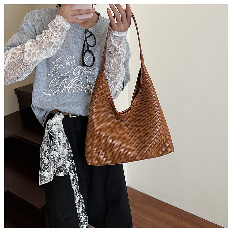 Casual design, stylish, large-capacity single-shoulder 2025, fashionable and trendy woven commuting, simple and retro tote underarm bag undefined