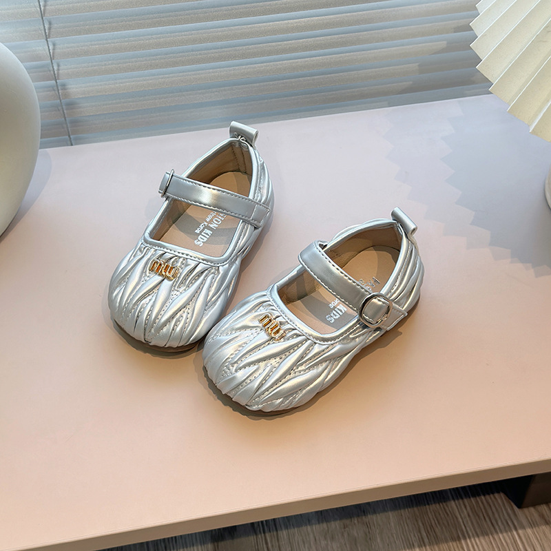 Zapatos de cuero para niñas 2025 primavera y otoño nuevos zapatos para niños pequeños zapatos de princesa fragantes para niñas zapatos de frijoles de suela blanda para bebés image 5