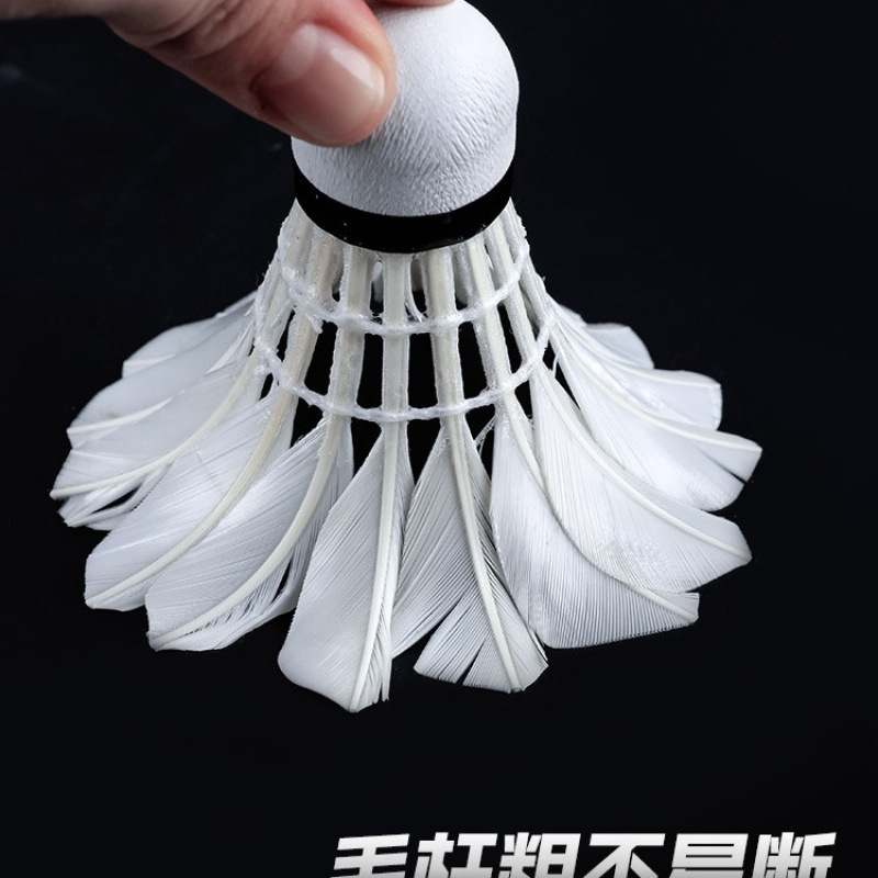 배드민턴은 거위 깃털을 깨기 쉽지 않은 튼튼한 왕 만 갖추고 있습니다. 야외 경쟁 세트 훈련 공