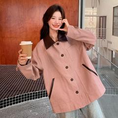 実は甘いクールなピンクのコートの女性2025年の春の新型のレトロなデザイン感があります。