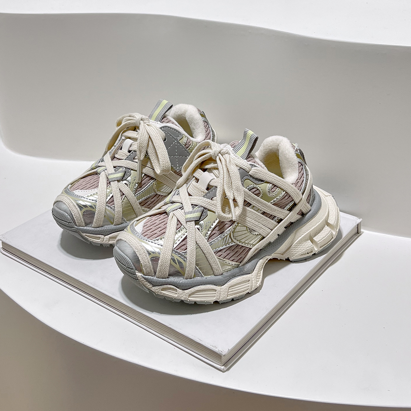 Collection automne-hiver 2025 de la marque tendance pour enfants : baskets Spider-Man à lacets, doublées en polaire, pour papa et fille, style sport parent-enfant._voghion.com