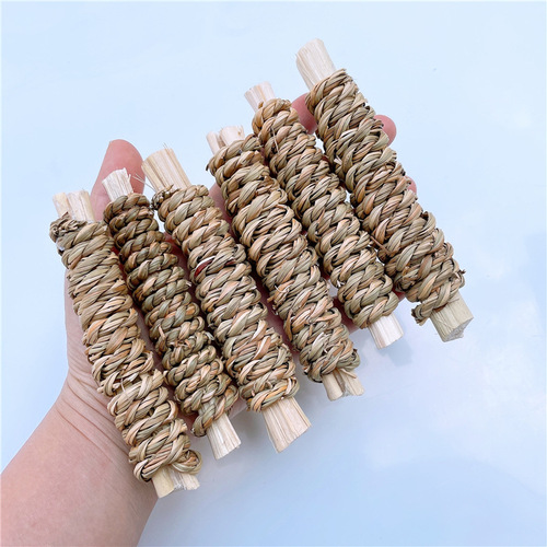 Sweet bamboo wrapped in water grass, small pet straw teething toy, rabbit, chinchilla, hamster, squirrel chewing molar, teething toy