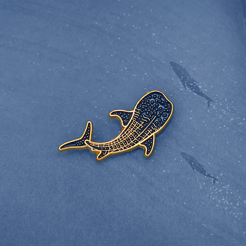 Broche en alliage représentant une baleine et un dauphin, un animal de dessin animé créatif, avec un badge et des accessoires mignons et originaux. Disponible en gros._voghion.com
