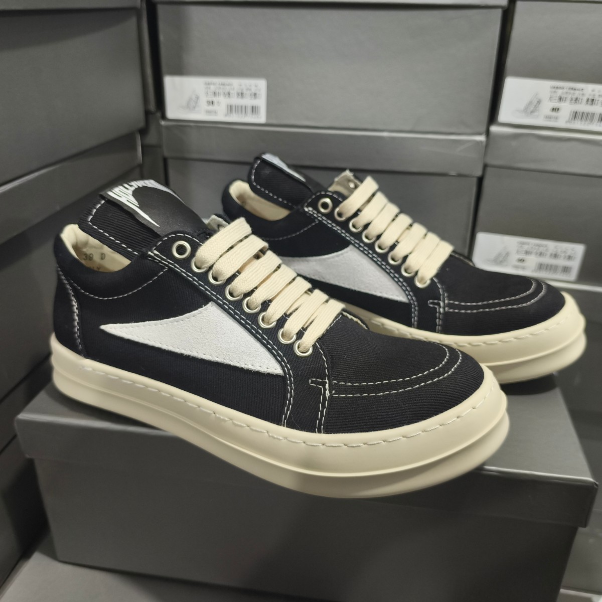 Sepatu Skate Pria Rendah Kasual Produk Baru Musim Panas Sepatu Kanvas Mulut Dangkal Peninggi Sol Tebal Huruf Segitiga Kecil Sepatu Skate Pria