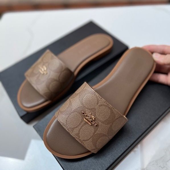 Fashionable sandals flat