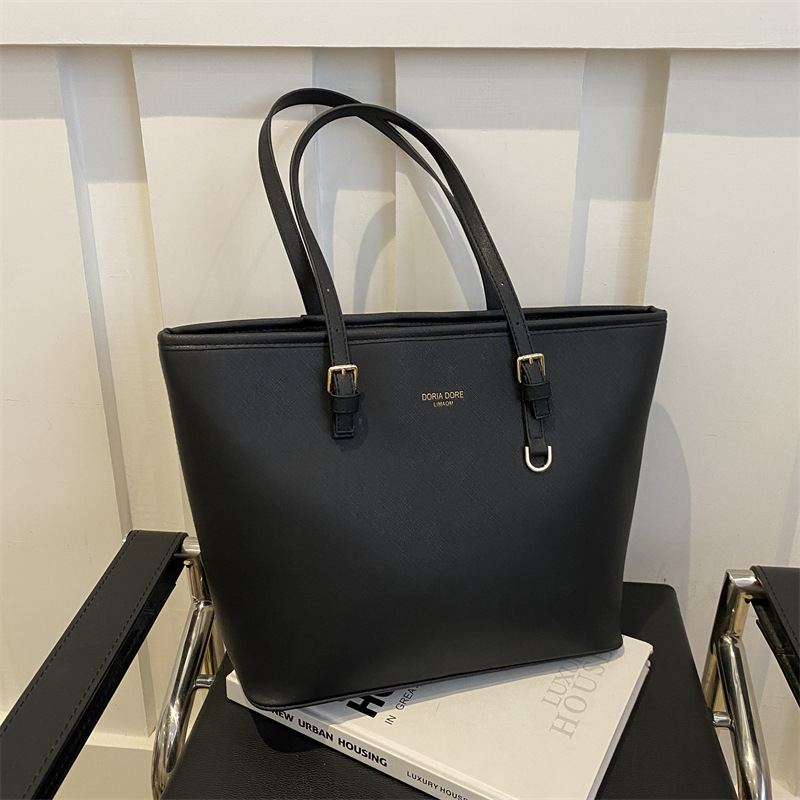 Bolsa de gran capacidad 2025, nueva bolsa de hombro para estudiantes universitarios, bolsa de viaje de mano negra para mujeres.