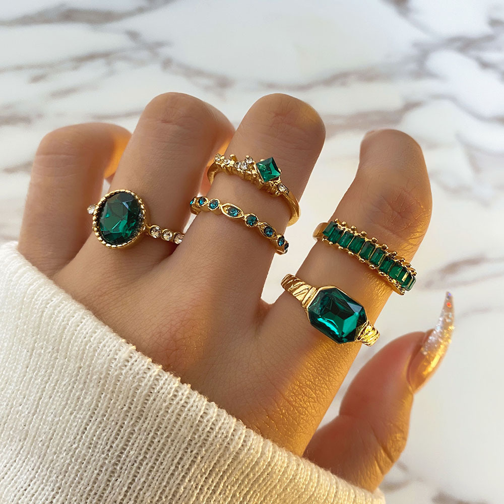 Retro universal ring emerald