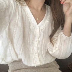 女性用ショートトップジャケット、ニッチフレンチスタイル、軽くて大人な長袖Vネックシャツ、レトロフォレストスタイルボトリングシャツ