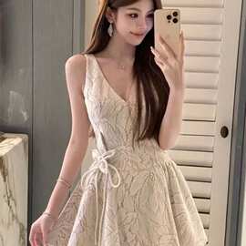 轻奢气质名媛V领无袖连衣裙女装2026夏季新款约会收腰礼服短裙子