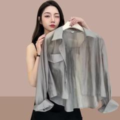小柄な女性の短いシャツのシフォンシャツの外にスカートのカーディガンのコートを合わせます。
