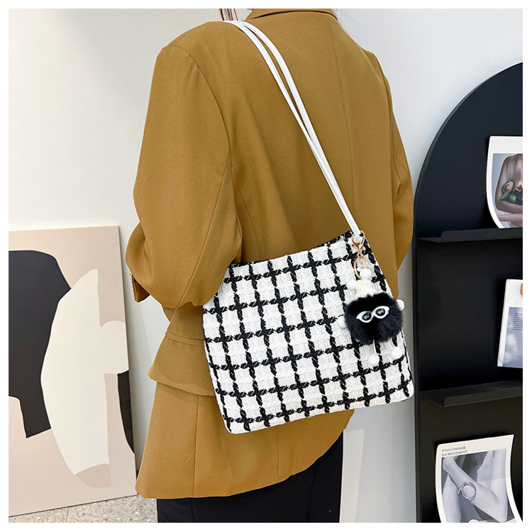 This year's popular bags are versatile for women. The 2023 new tweed bucket single-shoulder bag exudes a sense of sophistication and is a student commuting tote bag undefined