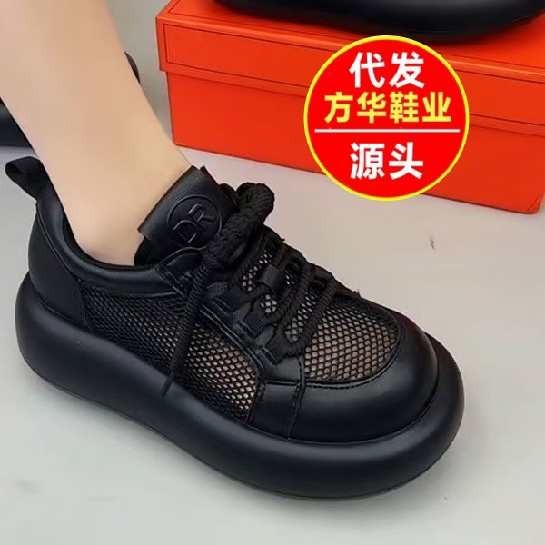 2026 primavera y verano transpiración hueco pequeño aumento de altura de fondo grueso explosión ligera cabeza grande super suave zapatos de moda de mujer