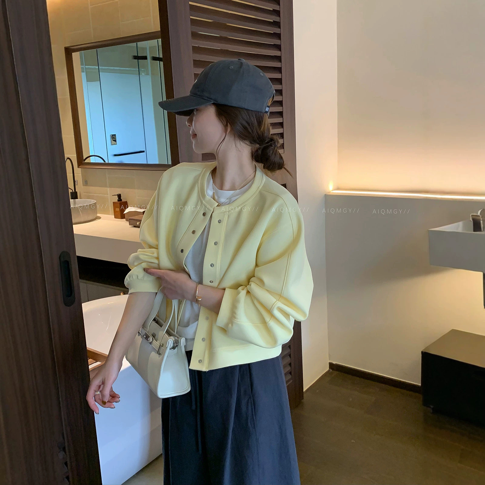 Spring is not too late: short, round-neck jacket for women, 2026 autumn new collection, fashionable and casual, loose-fitting top, suitable for petite figures