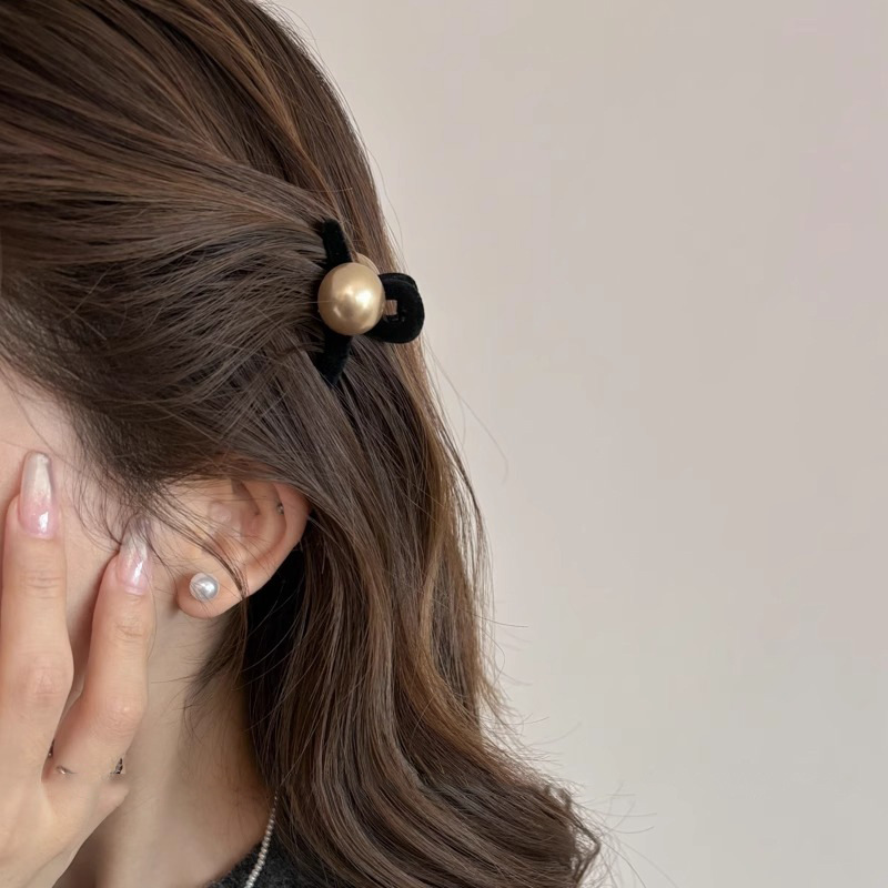 Pinza de agarre pequeña de perla flocada negra para mujer, medio atado en la parte posterior de la cabeza, horquilla, pinza de flequillo lateral de sensación avanzada, tocado