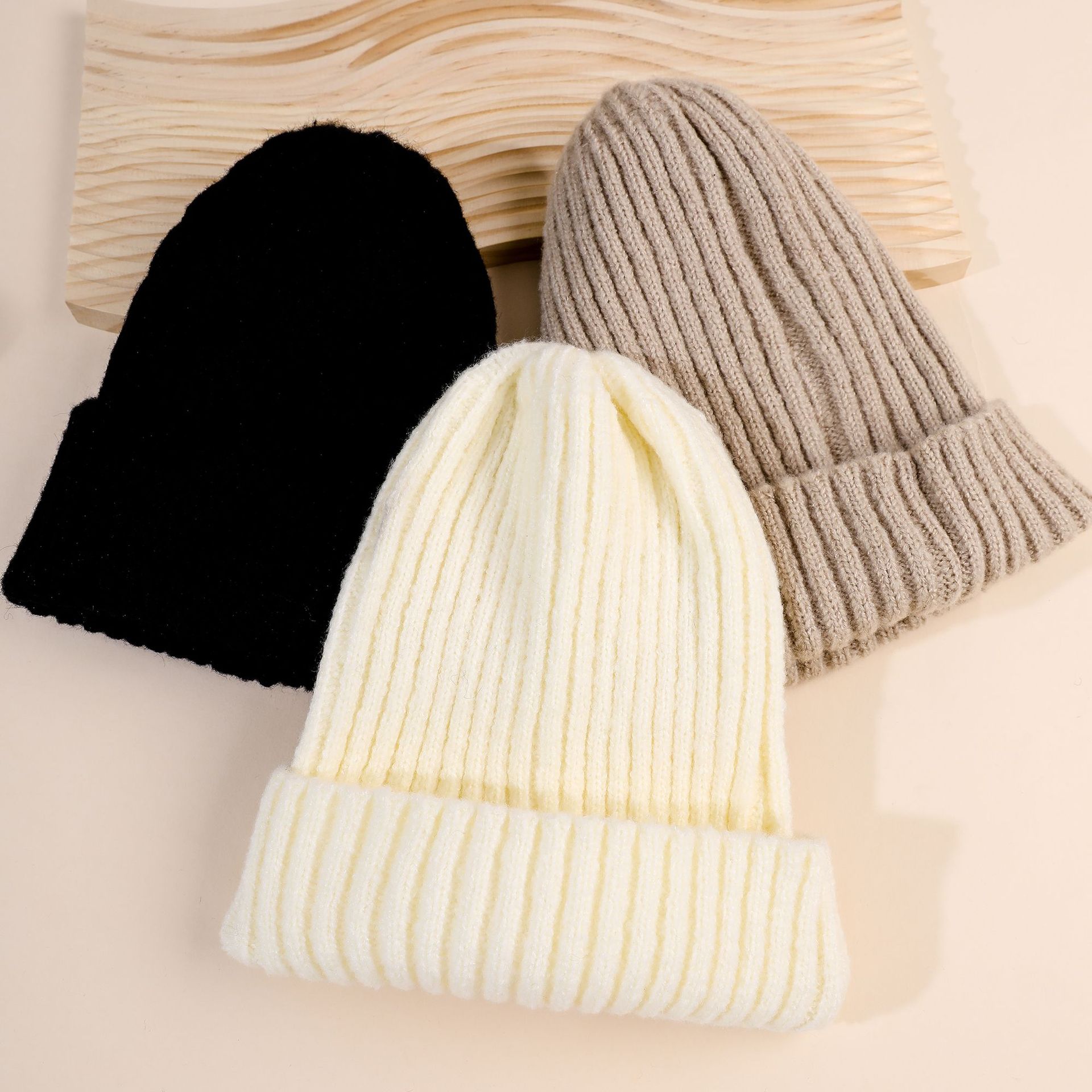 Nuevo color sólido de las mujeres casquillo del suéter simple moda caliente adulto otoño e invierno sombrero